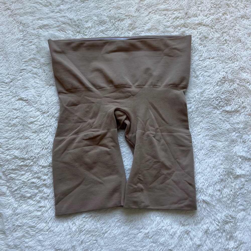 SKIMS Seamless Sculpt Mid Thigh Short Neutral Brown Size Small Shapewear Womens